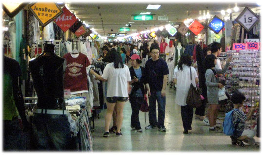 Photo of many small shops inside a big department store in Seoul. Bilder von Kleidungs- und Modegeschäfte in einer Einkaufsstraße in Seoul in Südkorea.