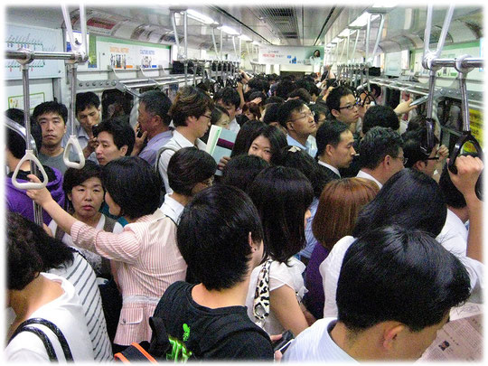 This photo shows the image of an overcrowded subway train in Seoul, South Korea. Foto mit Koreanern in einer überfüllten U-Bahn in Seoul, Südkorea. Please watch the Seoul subway video at the bottom.