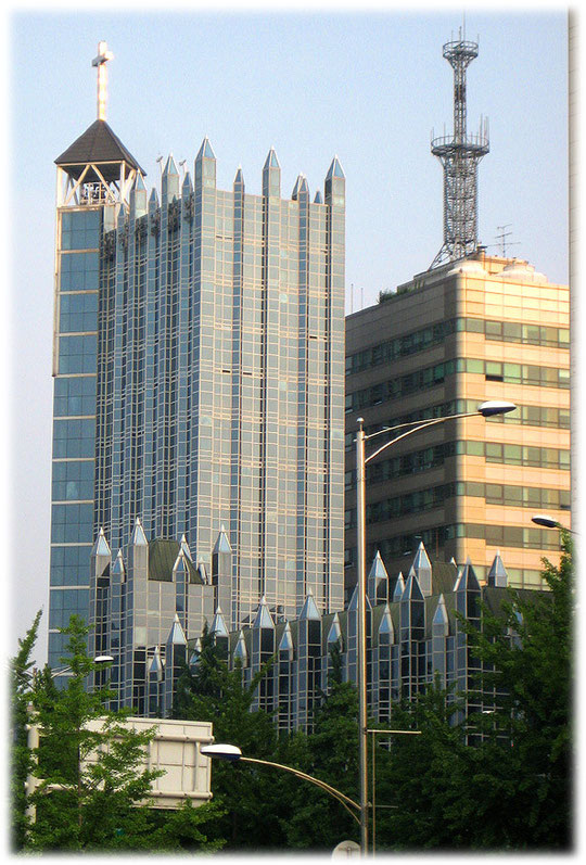 This photo shows a Korean christian protestant church. This church is very big. Foto einer Kirche der evangelischen Christengemeinde in Seoul, Südkorea.