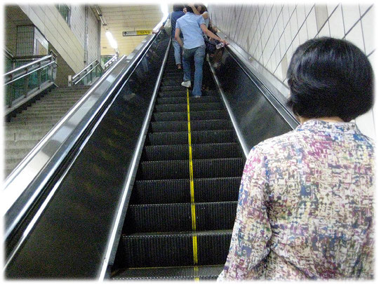 This is a picture of an escalator at a subway station. Foto einer Rolltreppe in Korea.