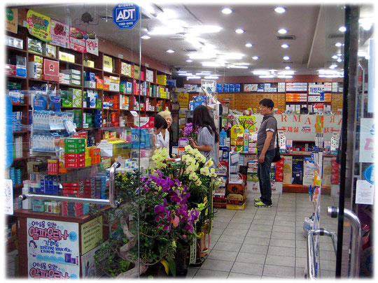 Photo of a pharmacy shop in Seoul in a big shopping street. Bild einer Apotheke und einem Geschäft und Laden in Seoul.
