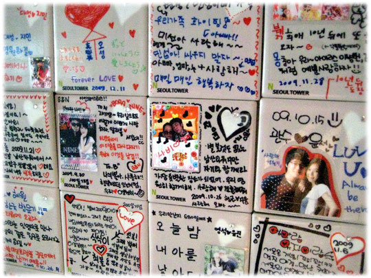 Picture of love tiles at N Seoul Tower at Namsan park in Seoul. Lovely love messages of young Korean people. Fotos von Liebesnachrichten junger Koreaner in Südkorea.