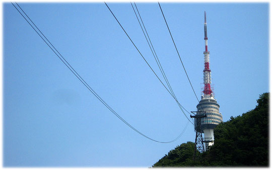 Pictures of the N Seoul Tower at Namsan Park in the center of the capital city of South Korea. Bilder vom Fernsehturm und Funkturm im Namsan Park im Herzen der Hauptstadt von Südkorea