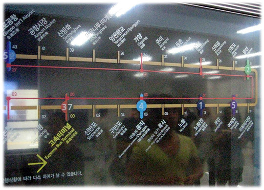 That image is a photo of the map of an express subway system in Seoul. Bild einer Karte eines Expresszuges in der U-Bahn.