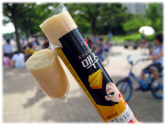 Picture of korean street food snack instant sausage with cheese or squid taste. It#s a lovely meat artifical meat sausage. Bilder von koreanischen Würsten mit Fischgeschmack in Seoul, Südkorea.