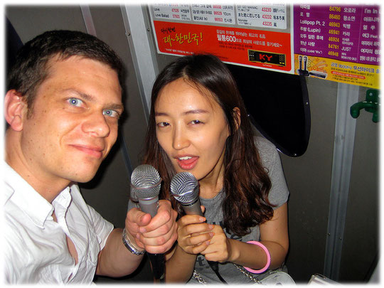 This picture shows two young people singing a karaoke song inside a small karaoke cabin. The photo was taken at Gangnam area. The streets at Gangnam area are full of live at night! Bilder von Karaoke
