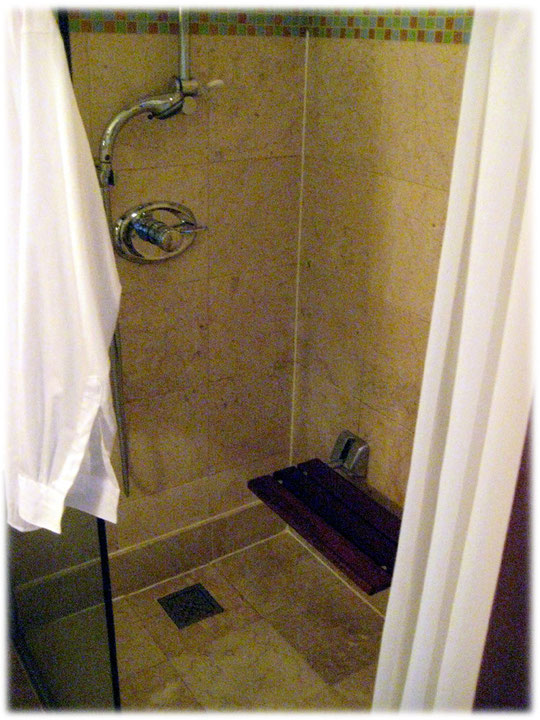Picture about a shower with a small wooden bench inside. At a hotel room in Seoul. Bild von einer Bank aus Holz in einem Hotelzimmer in Seoul, Südkorea.