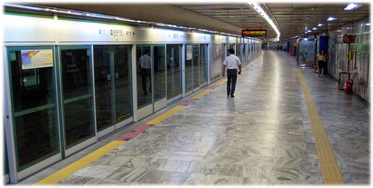 This photo shows an empty subway station in Seoul, South Korea. See video for more details. Bild einer U-Bahn-Sation in Seoul.