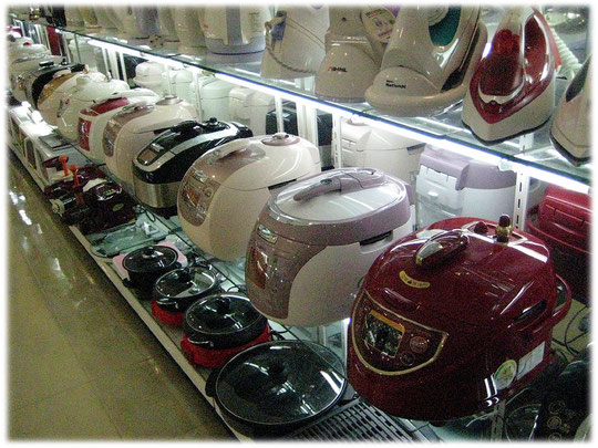 This photo shows rice cookers at a Seoul warehouse and department store. Bilder von Reiskochern in einem Seoul Kaufhaus und Warenhaus.