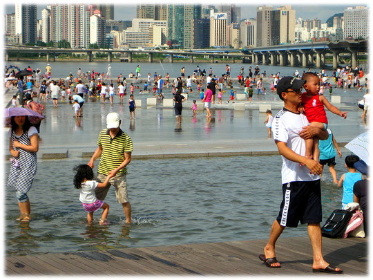 This photo shows the city life water playground at Han river as well. It is very nice how children enjoy this playground. Please visit Seoul and see this by yourself! Fotos von koreanischen Kindern