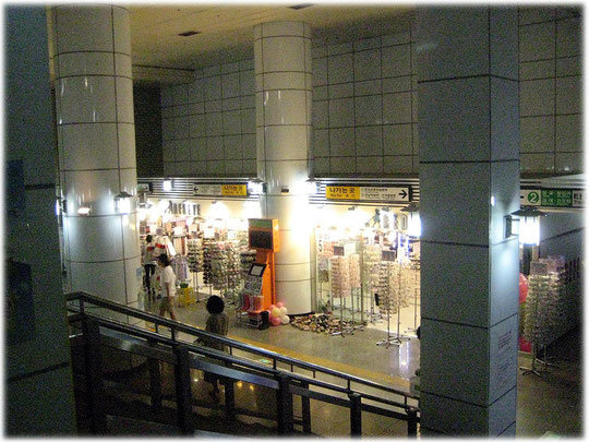 Photo of a store for costume jewellery in a subway station in Seoul, South Korea. Geschäft und Shop für Modeschmuck in einer U-Bahn-Station in Seoul, Südkorea.