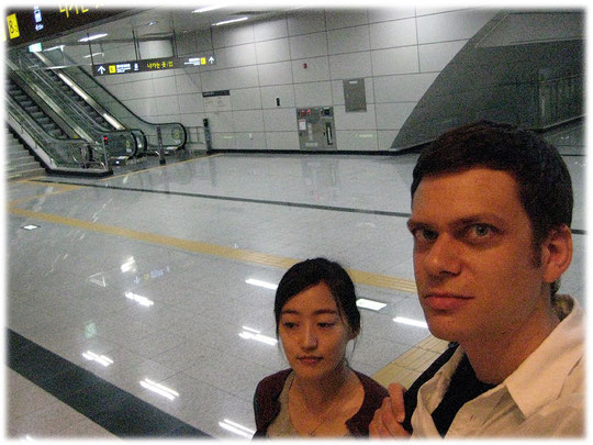 This is a picture of a clean train station in Seoul. Bild einer sauberen U-Bahn-Station. Please see the Seoul subway video at the bottom.