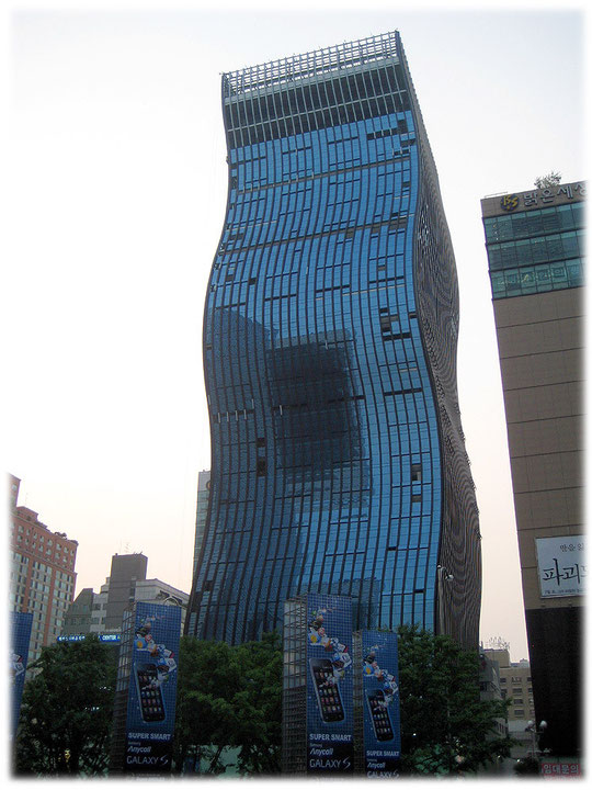 Pictures of a famous high building in Seoul which is called The noodle because it looks like a noodle. Bild von einem Wolkenkratzer das wie eine Nudel aussieht