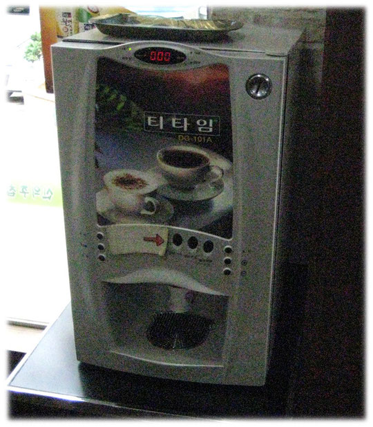 This picture shows a coffee machine at the entrance of a Seoul restaurant. You can get a free coffee there. Bild von einer Kaffeemaschine am Eingang eines Restaurants in Seoul und Südkorea