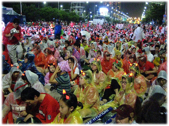 On this photo you see the Koreans wearing the dress of the red devils korean soccer team. It was at Gangnam coex center in Seoul. Bilder von den Fans der Fußball Nationalmannschaft Weltmeisterschaft.