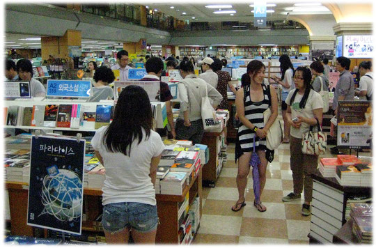 On this photo you can see a bookstore shop inside a big mall at a shopping centers basement floor in Seoul. Bilder von einem Buchgeschäft in Südkorea.