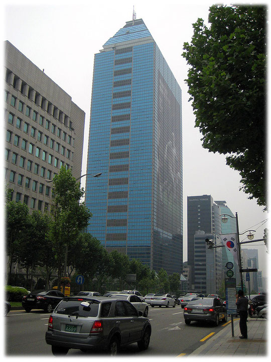 On this photo you see a high office building at Teheranro street. It was a landmark in this street in former times. Foto von einem Wahrzeichen unter den Hochhäusern in Seoul