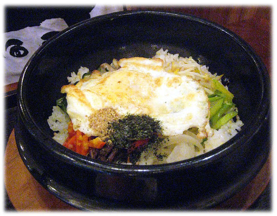 This photo is about the Korean meal Dolsot Bibimpab. We were eating at a Seoul restaurant and inn. Bild von einem koreanischen Essen mit dem Namen Dolsot Bibimbap, ein asiatisches Gericht mit Reis.