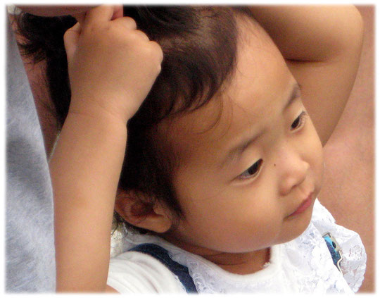 This image shows a Korean child. So cute and sweet! I love Seoul! Bilder von einem koreanischen kleinen Baby und Kind und Kleinkind