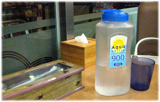 This picture shows a bottle of free fresh water. Bild von einer Flasche Wasser in einem Imbiss in Seoul