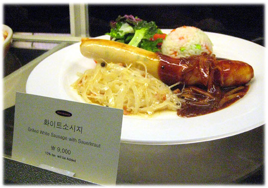 This photo shows the German bratwurst at a seoul restaurant. Bild von einer deutschen gegrillten Bratwurst mit deutschem Sauerkraut in einer bayerischen Gaststätte im COEX world trade center in Seoul.