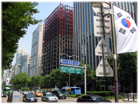 This image is about the construction of a new high building at Teheranro street. It is a steel frame construction. Foto von einem Neubau mit Stahlskelettbau oder Stahlskelettkonstruktion in Gangnam