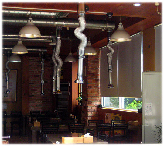 Photo of the interior of a Seoul restaurant where you can enjoy american BBQ at your own table. The video explains more details about Korean BBQ. Bild von koreanischem Grill und BBQ mit Video.