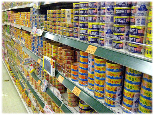 Picture of shelves full of tuna cans in a South Korean food market. Common for american and asian food supermarkets. Fotos von Thunfisch Dosen in einem südkoreanischen Lebensmittelmarkt.