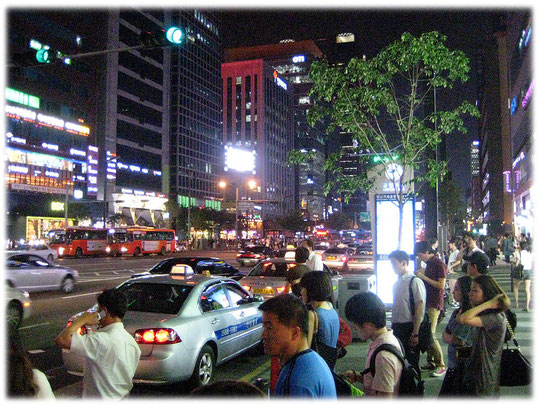On this picture you see the Gangnamro street at Gangnam area, Seoul. This street is very lifely at night! Bilder von einer belebten Straße in Gangnam