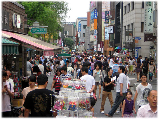 Photo of a famous tourist shopping street in Seoul, South Korea. Einkaufsstraße für Touristen in Seoul, Südkorea.