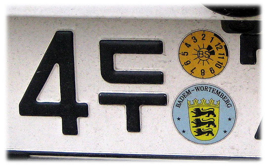Picture of the details of the BMW car sign and the German writings on it. Bild vom Detail des deutschen BMW PKW Nummernschilds auf den Straßen von Seoul.