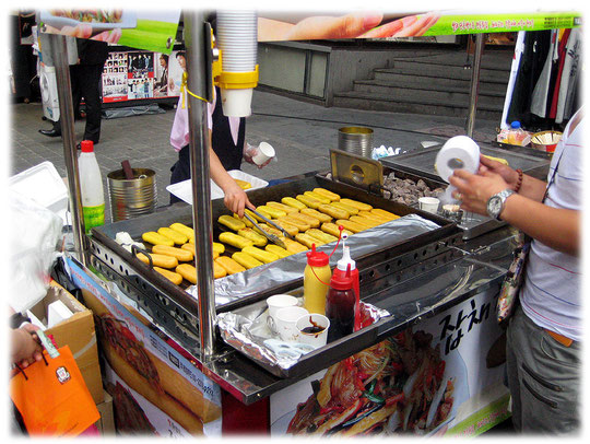 Pictures of Japchae Hodduck. Old korean women bake it directly on the street as street food and snacks. Bilder und Fotos vom Straßenimbiss in den Straßen von Südkorea in Seoul.