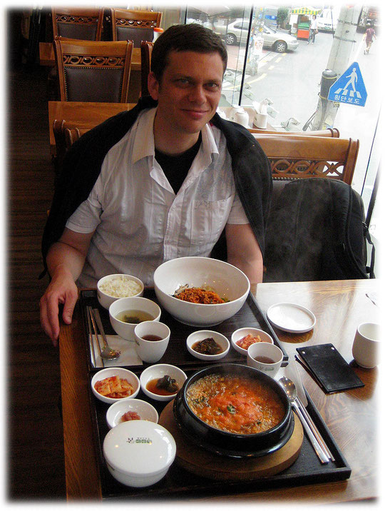 This photo shows Korean food at a restaurant in Seoul: Jeyook Bibimbap and Haemool ttookbaegi. See the Korean food video for more details! Bilder von koreanischem Essen und koreanischen Gerichten.