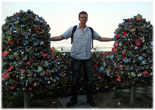 Pictures of interesting love padlocks like trees at the groundfloor of N Seoul tower at Namsan park. Fotos von Schlössern der Liebe und Schlüsselanhängern mitten in der Hauptstadt.