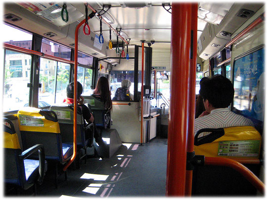 This photo shows a Seoul bus from the inside. Traveling by public transport is quite funny in Seoul, it's safe, cheap and fast. Foto von einem öffentlichen Bus in Seoul.