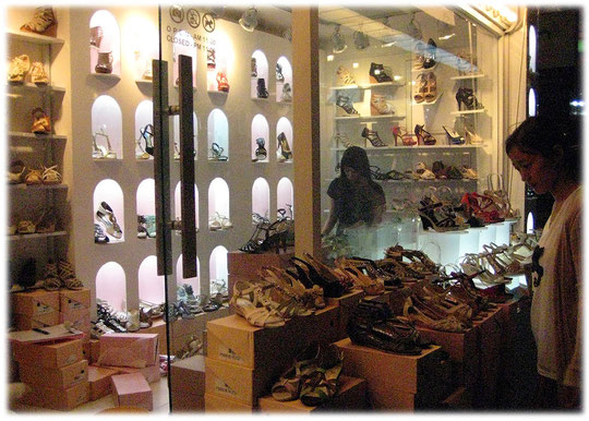 On this photo we can see two Korean women going shopping inside a shoes shop at Gangnam shopping area. Schuhgeschäft mit zwei Koreanerinnen die auf dem Foto gerade Schuhe anprobieren.