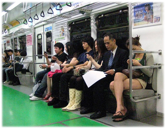This image shows people sitting in the subway. A young woman is wearing rain boots. This is very stylish in Seoul nowadays! Bild von einer Frau mit Regenstiefeln in der U-Bahn