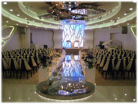 Picture of a wedding hall in a mall in Seoul. The people of South Korea like to get married and celebrate the wedding party as well as the children's one year birthday. Bild eines Hochzeitsraumes.