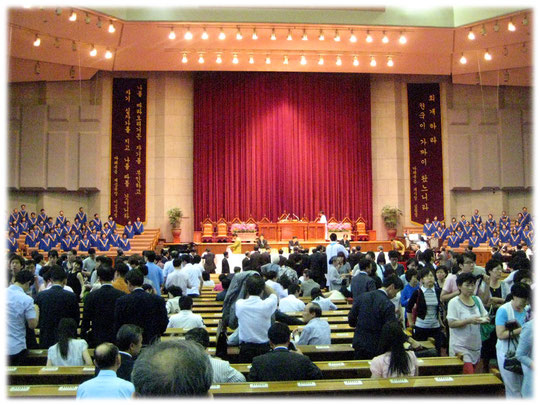 Photo of a Korean christian protestant church from the inside. Gangnam area. The church room was very big inside. Foto aus dem Innenraum einer christlichen evangelischen Kirche in Seoul.