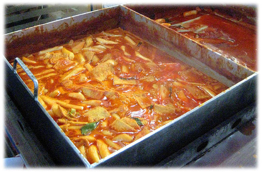 Picture of the korean street food snack Tteobbokki. The red hot spicy rice cake is not so delicious! Bilder von der koreanischen scharfen Curry Wurst. The German Curry Wurst is much better!