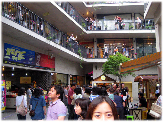 On this photo you see many shops twisting up like a helix around an atrium. Seoul is very good for shopping! Bilder von Ladengeschäften in einer Mall in Seoul.