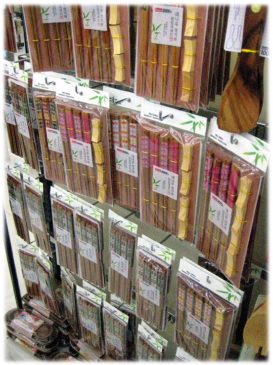 This photo shows wooden chopsticks at the Gangnam shopping area. Bild von Stäbchen in einem Laden für Haushaltswaren in Seoul.
