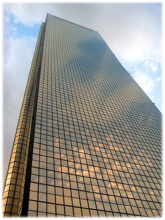 This photo is about the 63 building from a really close view. You see the impressive outside of this skyscraper. Bild des 63 Hochhauses in Seoul.