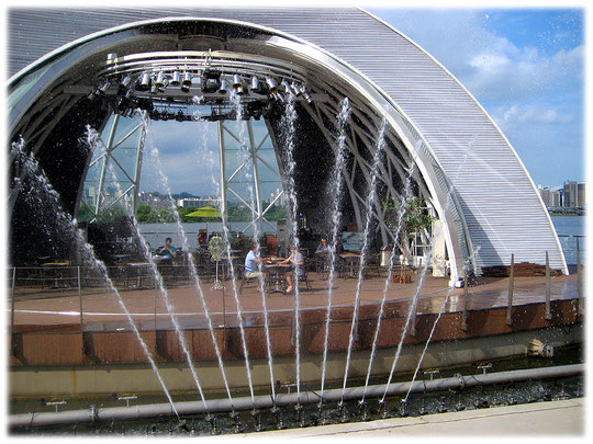 On this image you find city people sitting at the Han River, having some coffee at an outside cafe on a small stage directly at the river. Bilder von Touristen und Koreanern in einem Cafe am Han Fluss
