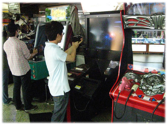 Pictures of young people of Seoul playing video games at Gangnam subway station. Many subway stations offer computer games to play. Fotos von Computerspielern in der U-Bahn Station
