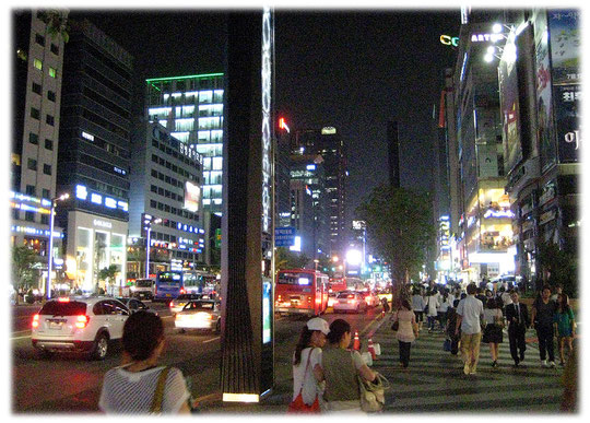 On this photos you can see the multi media street columns at Gangnamro street, Gangnam district. This columns offer a wider variety of useful multimedia applications. Bilder von Multimedia Säulen