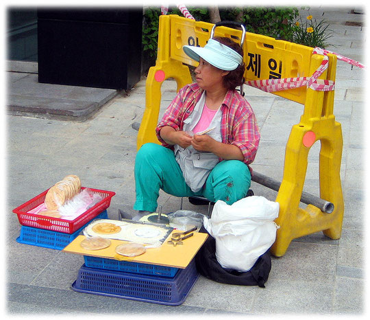 This photo shows the korean food street snack Bbop-gi. Bild von einem Imbiss auf offener Straße in Seoul und Südkorea