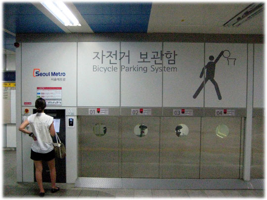 On this picture you see a bicycle parking system at the olympic sports complex at Jamsil. Photo was taken in lovely interesting Seoul. Fotos von einem Parkplatz für Fahrräder am Olympiazentrum Seoul.