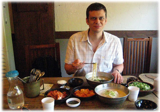 Picture of the Korean food Kalguksu and Kongguksu at a restaurant in Seoul. Spicy and tasty dishes and meals! Fotos vom koreanischen Kochen und koreanisch asiatischer Küche und Gerichten.