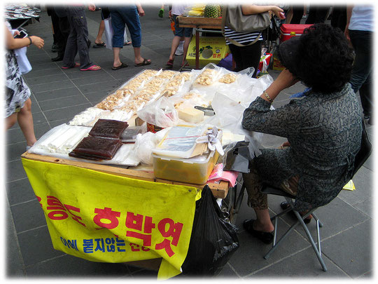 Photo about the korean street food snack Hobakyeot. Bilder von koreanisch asiatischem Kürbis Kuchen der als Fast Food auf der Straße verkauft wird